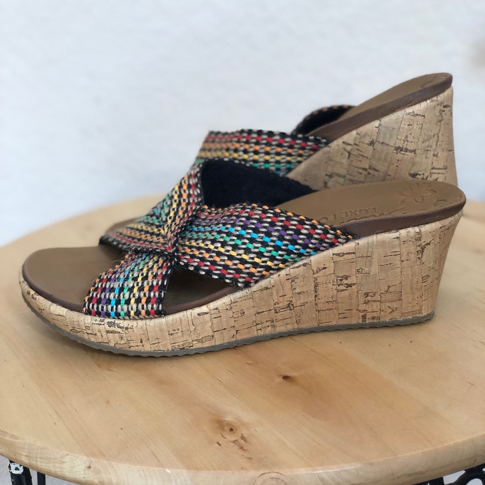SKECHERS WOVEN BLACK MULTICOLOR WEDGE SLIDE. Style and comfort!